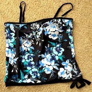 ** NWOT ** Swimsuit Top - Size 14